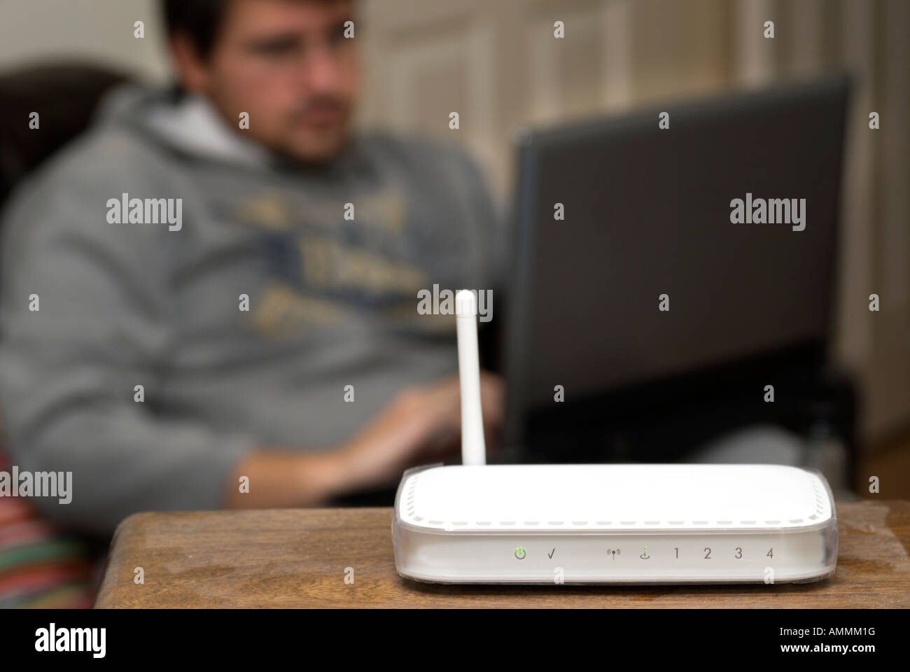 Wireless Internet-Router und Mann mit laptop Stockfoto