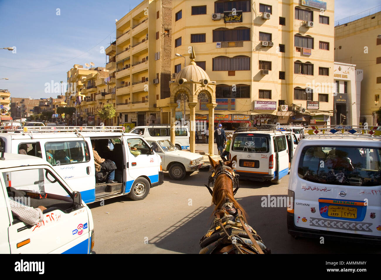 Treiber anzeigen als ein Pferd gezeichneten Wagen Heads in Stau im Zentrum von Luxor in Ägypten Stockfoto