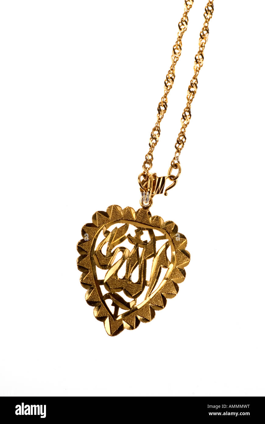 Arabische Goldkette mit dem Wort Allahs eingraviert in den Charme Stockfoto