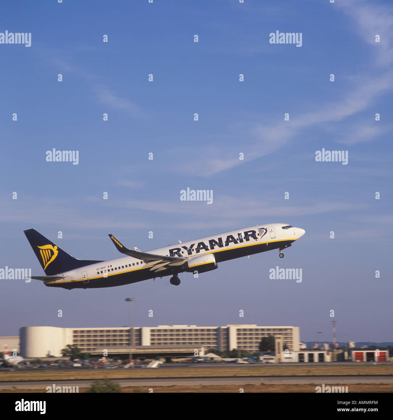 RYANAIR Boeing 737 8AS Flugzeugregistrierung EI DPF während des Starts von den Flughafen von Palma De Mallorca Balearen Stockfoto