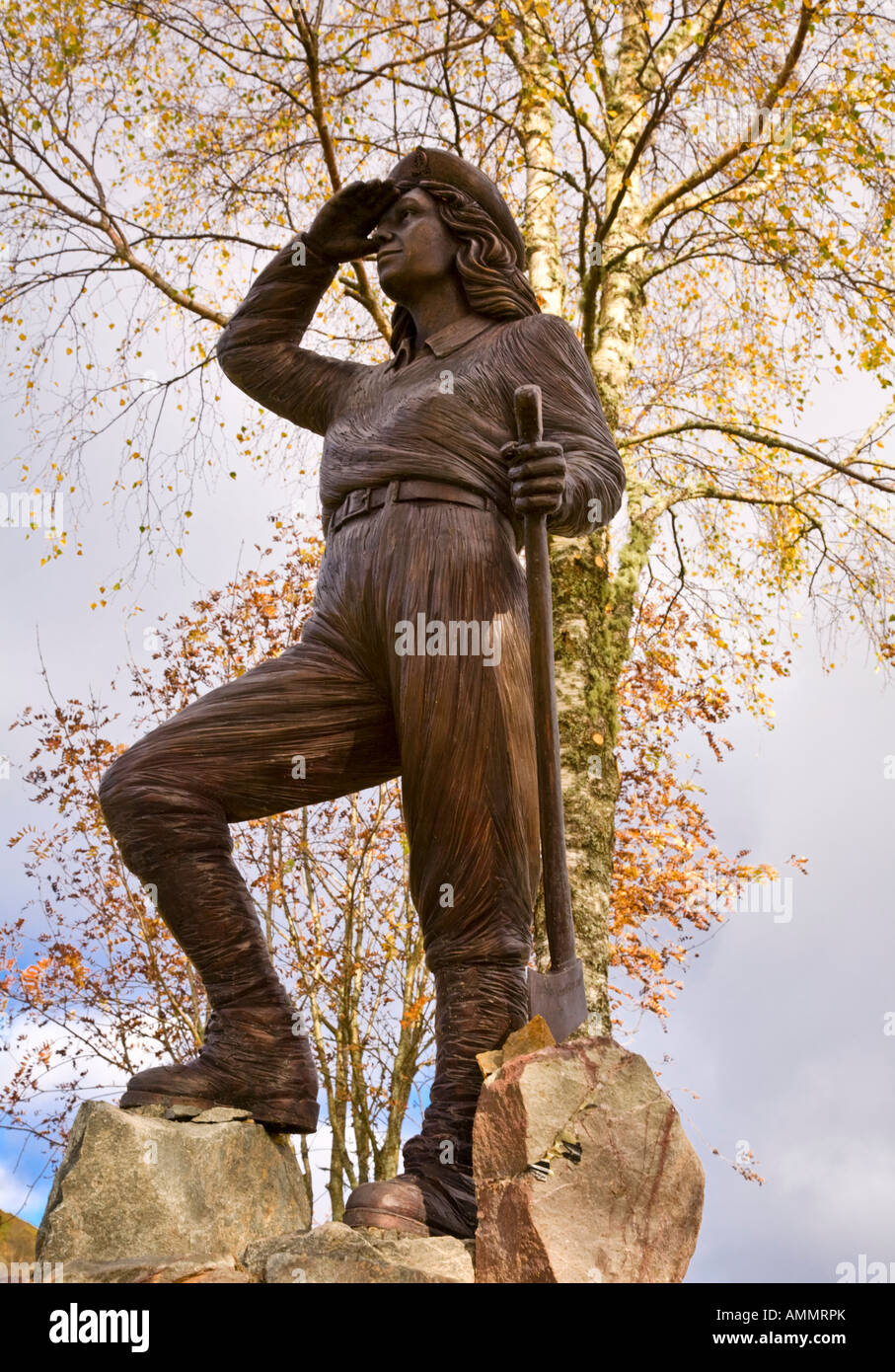 Statue in Aberfoyle gewidmet dem Womens Holz Korps im zweiten Weltkrieg in diesem Bereich gearbeitet. Stockfoto