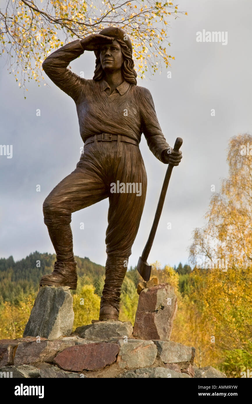 Statue in Aberfoyle gewidmet dem Womens Holz Korps im zweiten Weltkrieg in diesem Bereich gearbeitet. Stockfoto