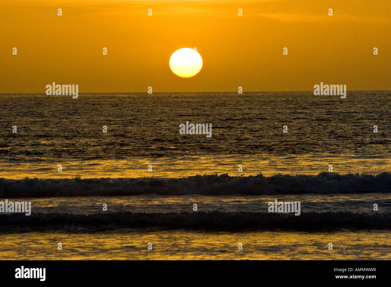 Sonnenuntergang am Strand von Kuta, Bali, Indonesien Stockfoto