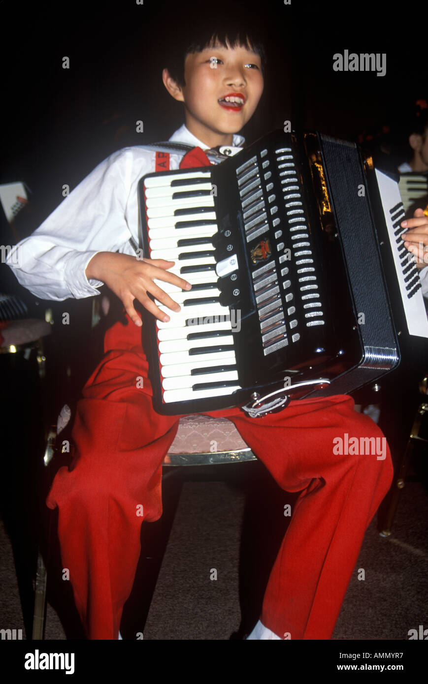 Kind-Musiker am Akkordeon im Jing Guang Hotel in Peking in Hebei Provinz Peoples Republic Of China Stockfoto
