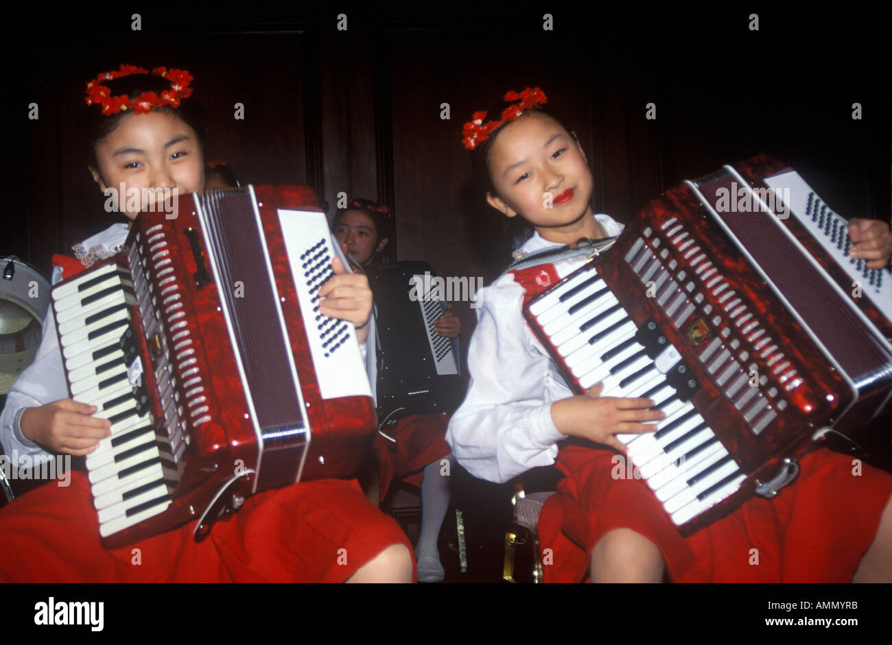 Kind-Musiker am Akkordeon im Jing Guang Hotel in Peking in Hebei Provinz Peoples Republic Of China Stockfoto