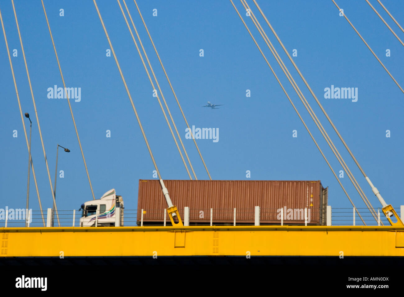 LKW Transport auf dem Weg zum Festlandchina Ting Kau Brücke Flugzeug Overhead Hong Kong SAR Stockfoto