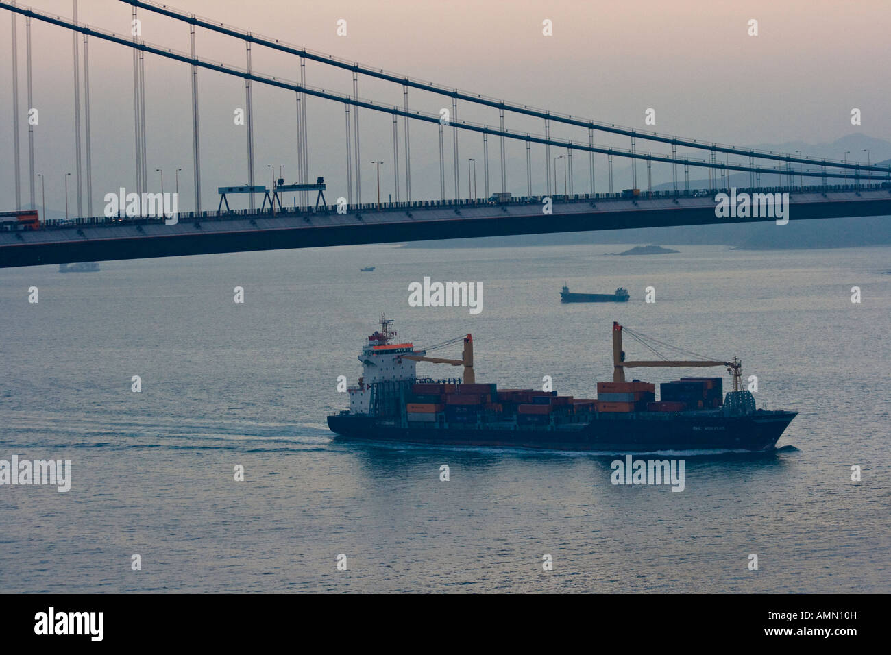 Fracht-Container Frachtschiff unter Tsing Ma Hängebrücke Tsing Yi Hongkong hängen Stockfoto
