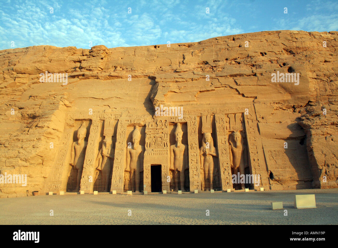 Abu Simbel kleinere Queen Tempel (Tempel der Hathor & Nefertari) [in der Nähe von Nasser-See, Ägypten, arabische Staaten, Afrika].              . Stockfoto
