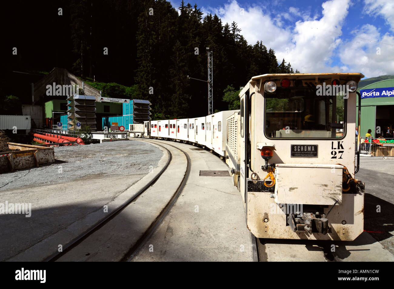 Portal mit Porta Alpine Zug Ch Sedrun Stockfoto