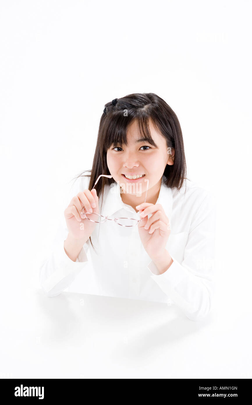 Teenager-Mädchen halten Gläser Stockfoto