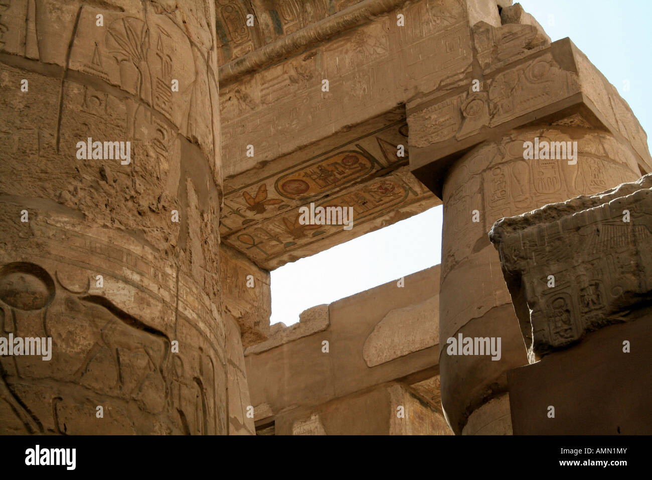Karnak-Tempel - Hieroglyphen und Säulen - Ancient Egyptian Monument [el-Karnak, in der Nähe von Luxor, Ägypten, arabische Staaten, Afrika].       . Stockfoto