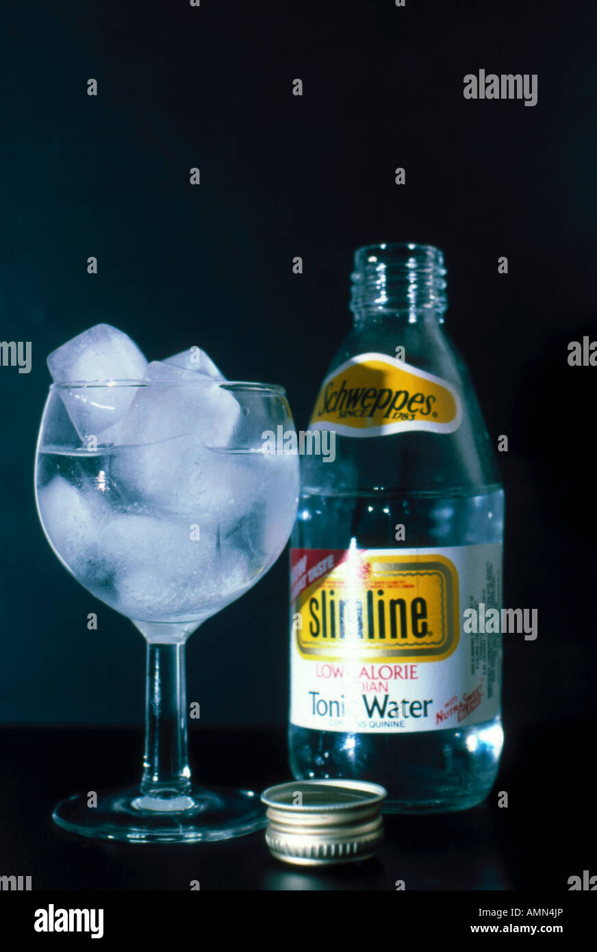 Glas und Schweppes Slimline-Flasche Stockfoto