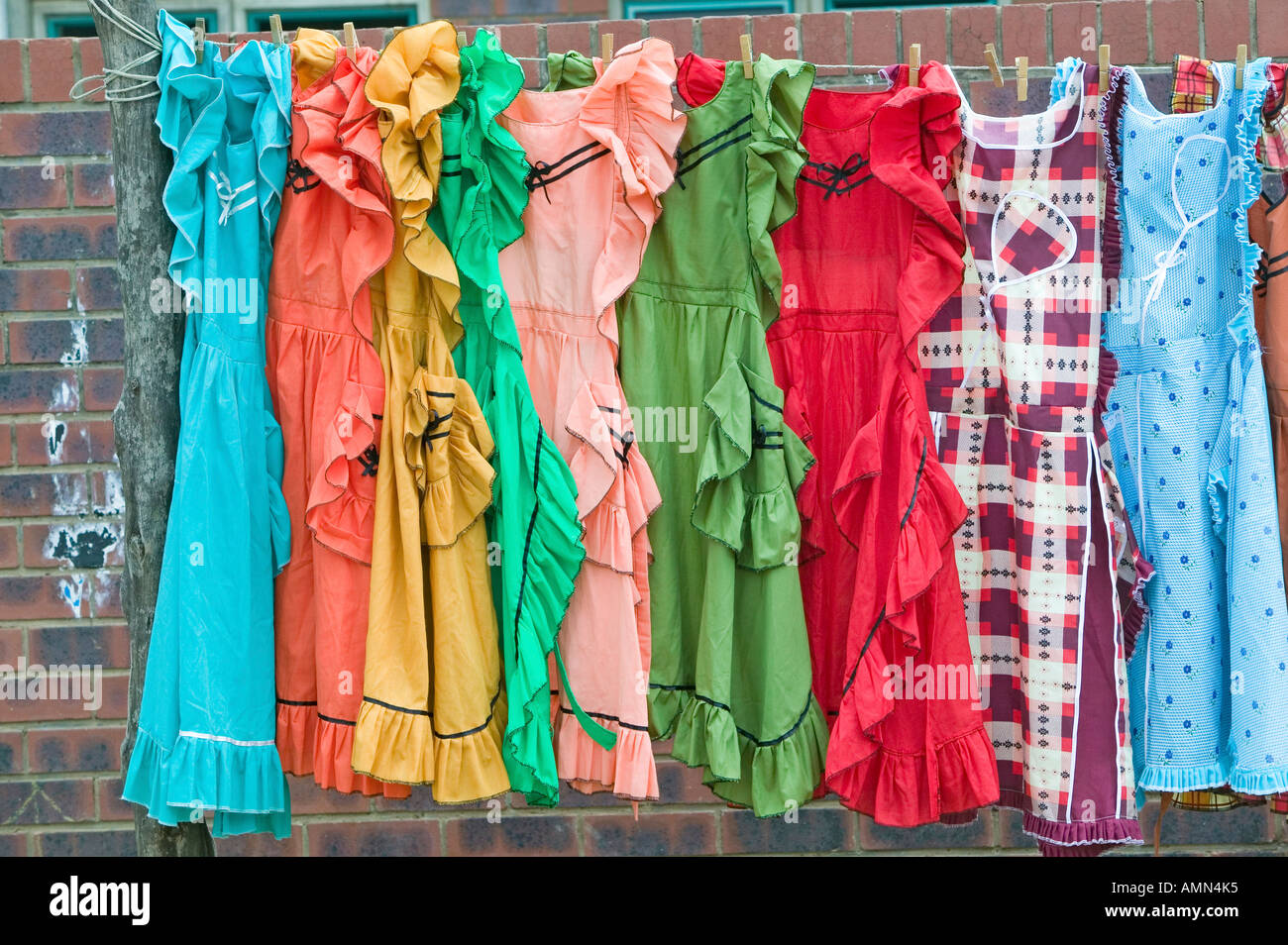 Bunte Kleider auf dem Display in Zulu-Dorf in Zululand Südafrika Stockfoto
