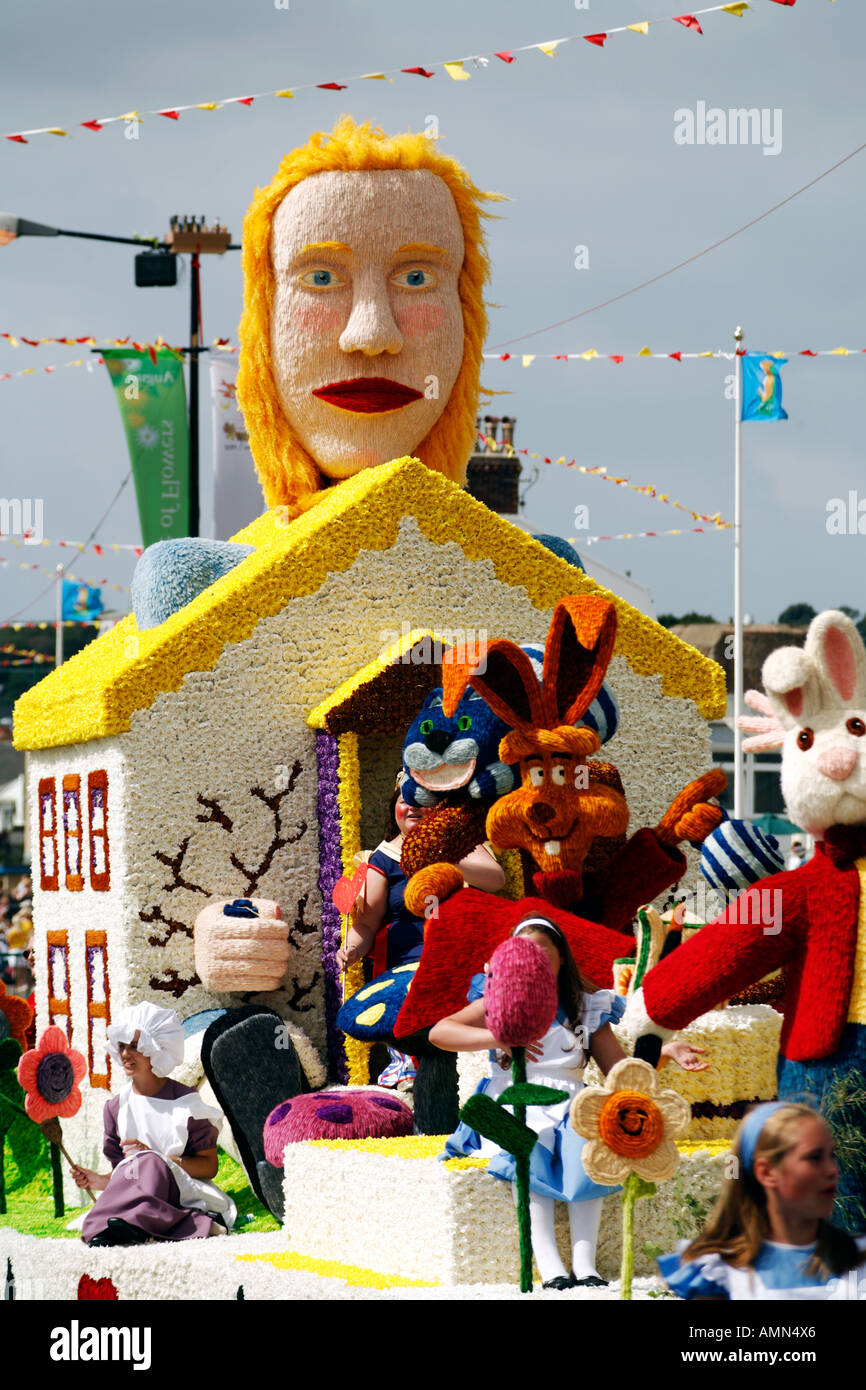 Schlacht von Blumen Parade St Neuss Jersey Channel Islands Alice im Wunderland Thema Float Stockfoto