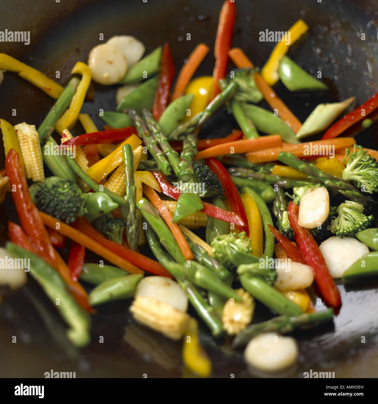 Wok braten Zutaten unterrühren Stockfoto