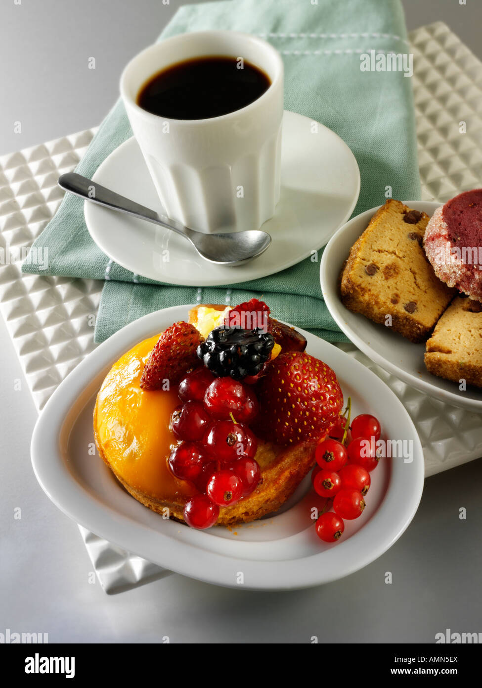 Espresso, mit roten Johannisbeeren und Wilde Erdbeere Custard tart Gebäck in einem Café mit Kaffee Tasse Stockfoto