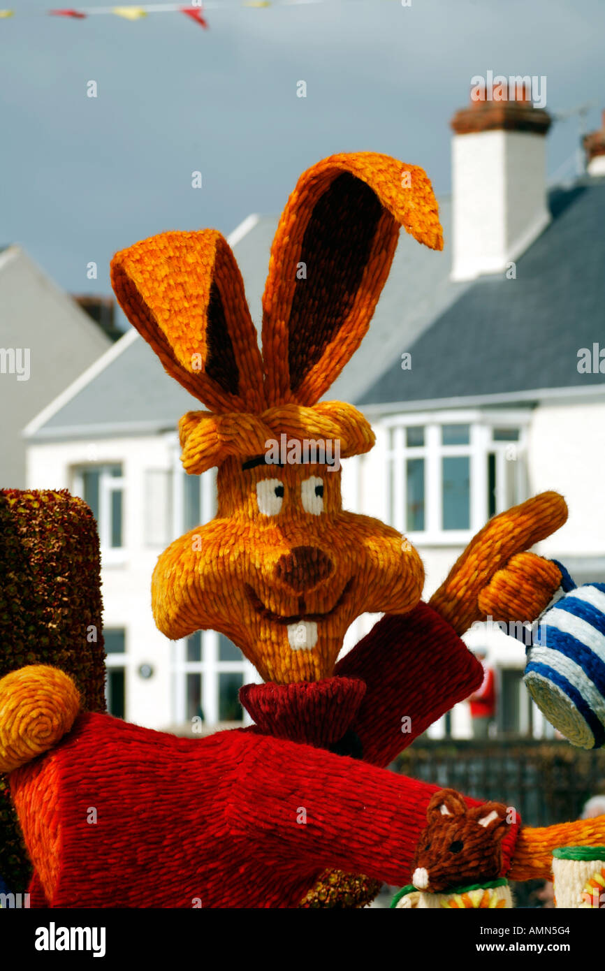 Schlacht von Blumen Parade St Neuss Jersey Channel Islands Alice im Wunderland Thema schweben der Faselhase Stockfoto