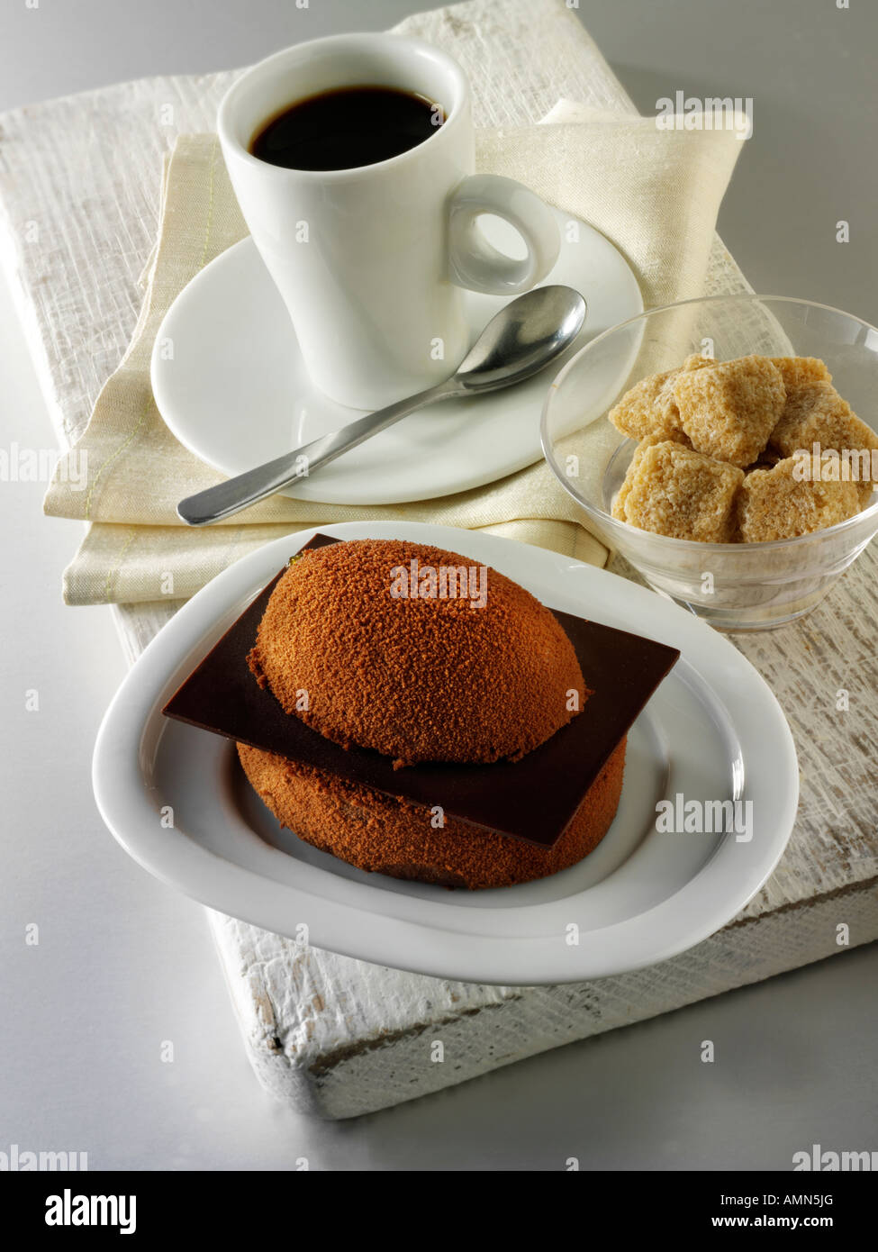 Eine handgemachte Patisserie Spezialität reichen verwöhnenden Schokoladenkuchen mit Kaffee in einem weißen Tisch Einstellung gefüllt Stockfoto