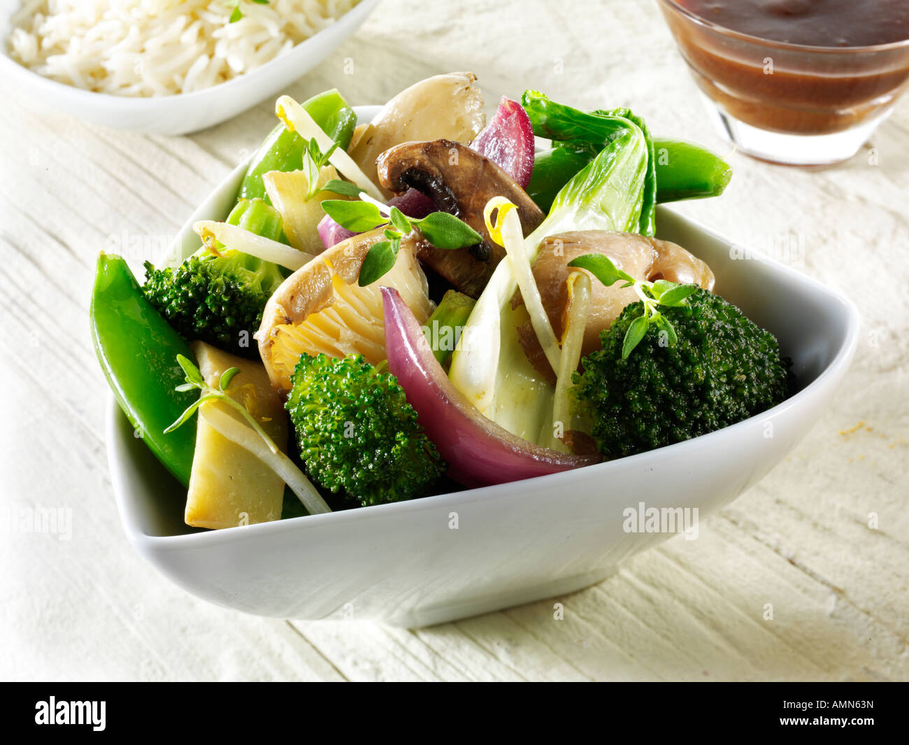 Orientalische vegetarische Wok Gemüse mit Pilzen und Nudeln Stockfoto