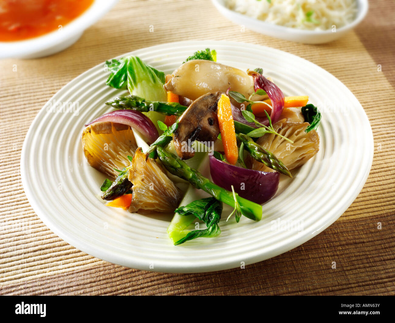 Orientalische vegetarische unter Rühren braten von Gemüse und Pilzen Stockfoto
