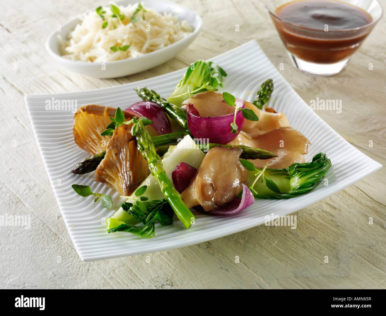 Orientalische vegetarische Wok Gemüse Pak Choi Spargel Hoisin Sauce Stockfoto