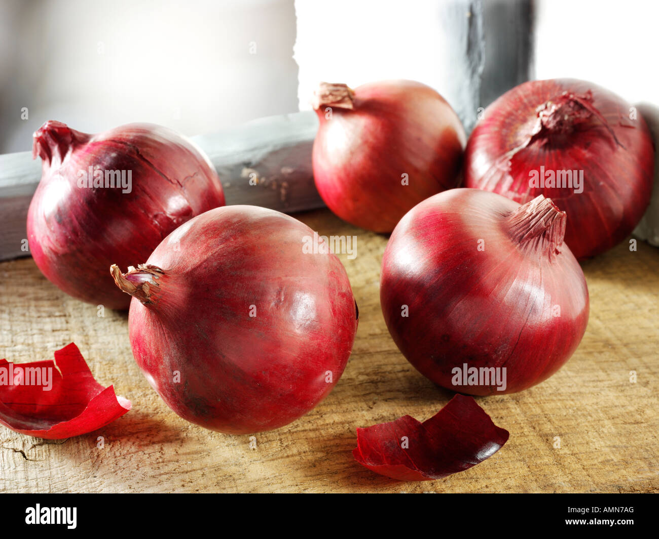 Nahaufnahme von frischen roten Zwiebeln gegen eine Holz Hintergrund Stockfoto