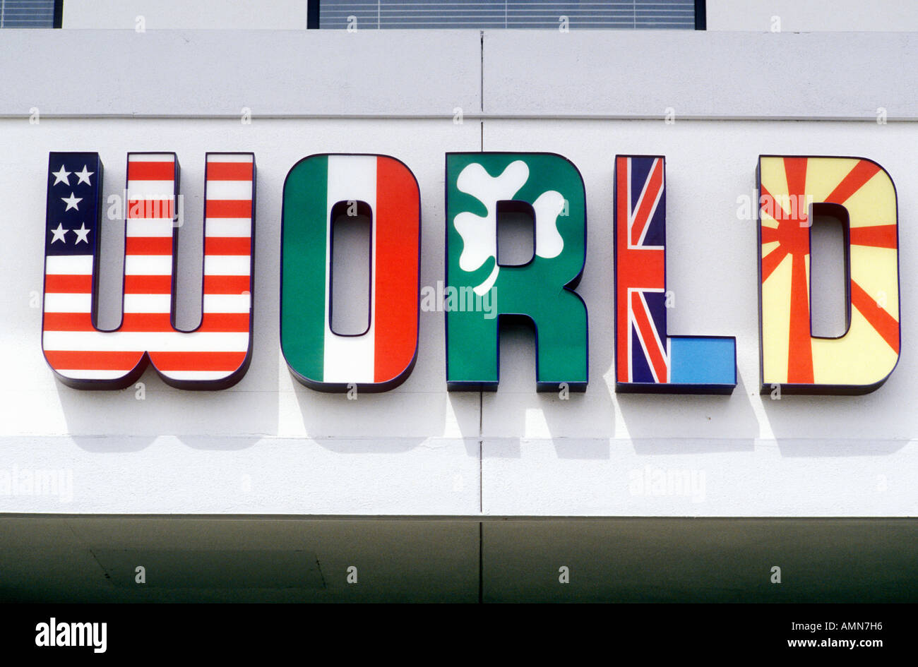 Welt in internationalen Fahnen geschrieben Stockfoto