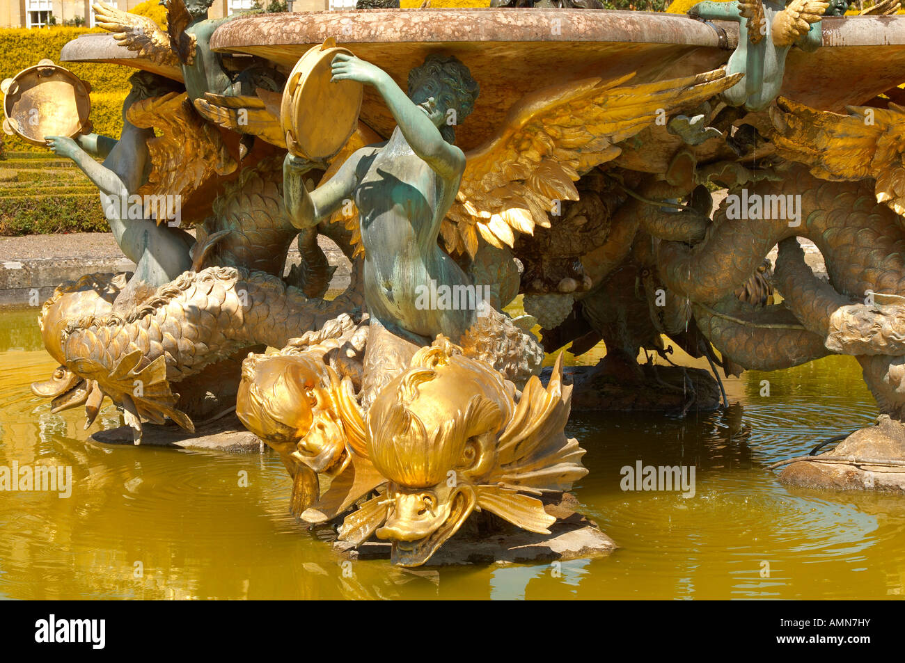 Nahaufnahme des dekorativen Delphins des Wasserbrunnens in Der Italienische Garten von Schloss Blenheim Stockfoto