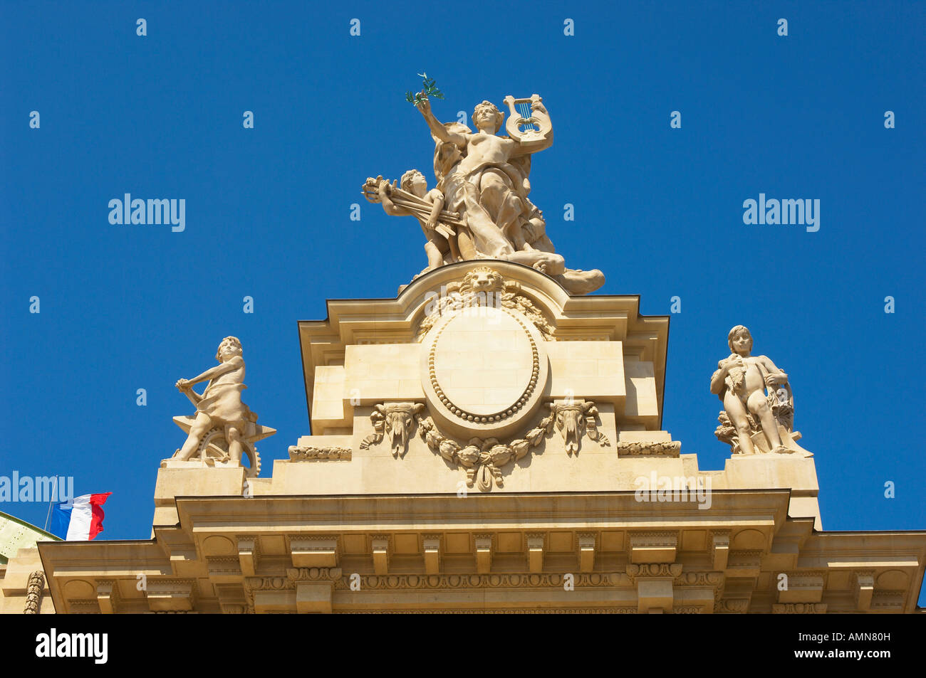 Paris Frankreich. NEF du Grand Palais. Statuen auf dem Dach. Stockfoto