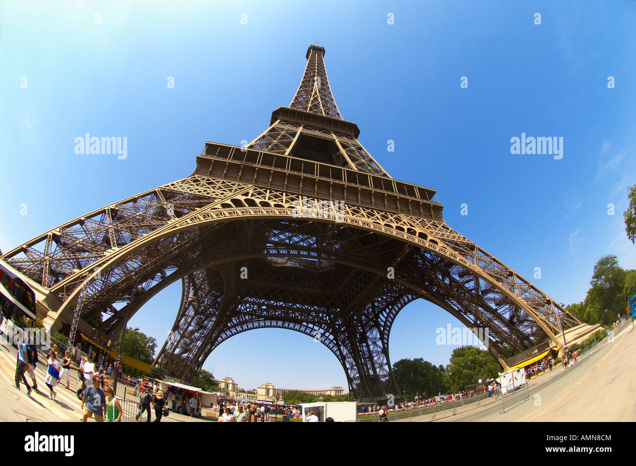 Paris Frankreich Eiffelturm Weitwinkel dramatische Foto Stockfoto