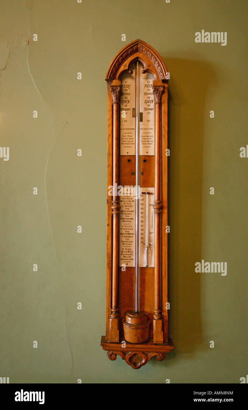 Eine alte hölzerne Barometer und thermometer Stockfoto