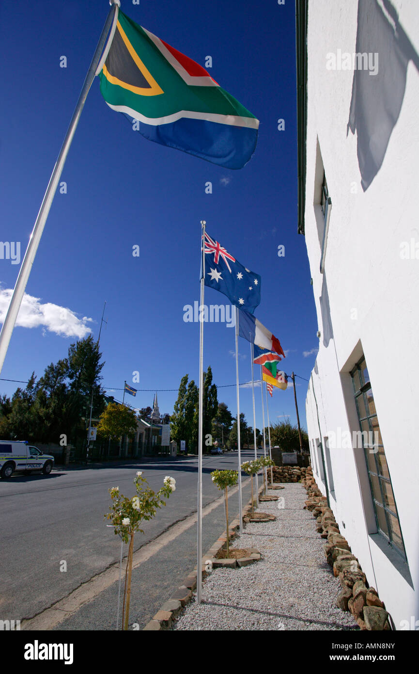 Ein Gästehaus in der Hauptstraße von Sutherland Flagge aus einer Reihe von Ländern auf der ganzen Welt Stockfoto