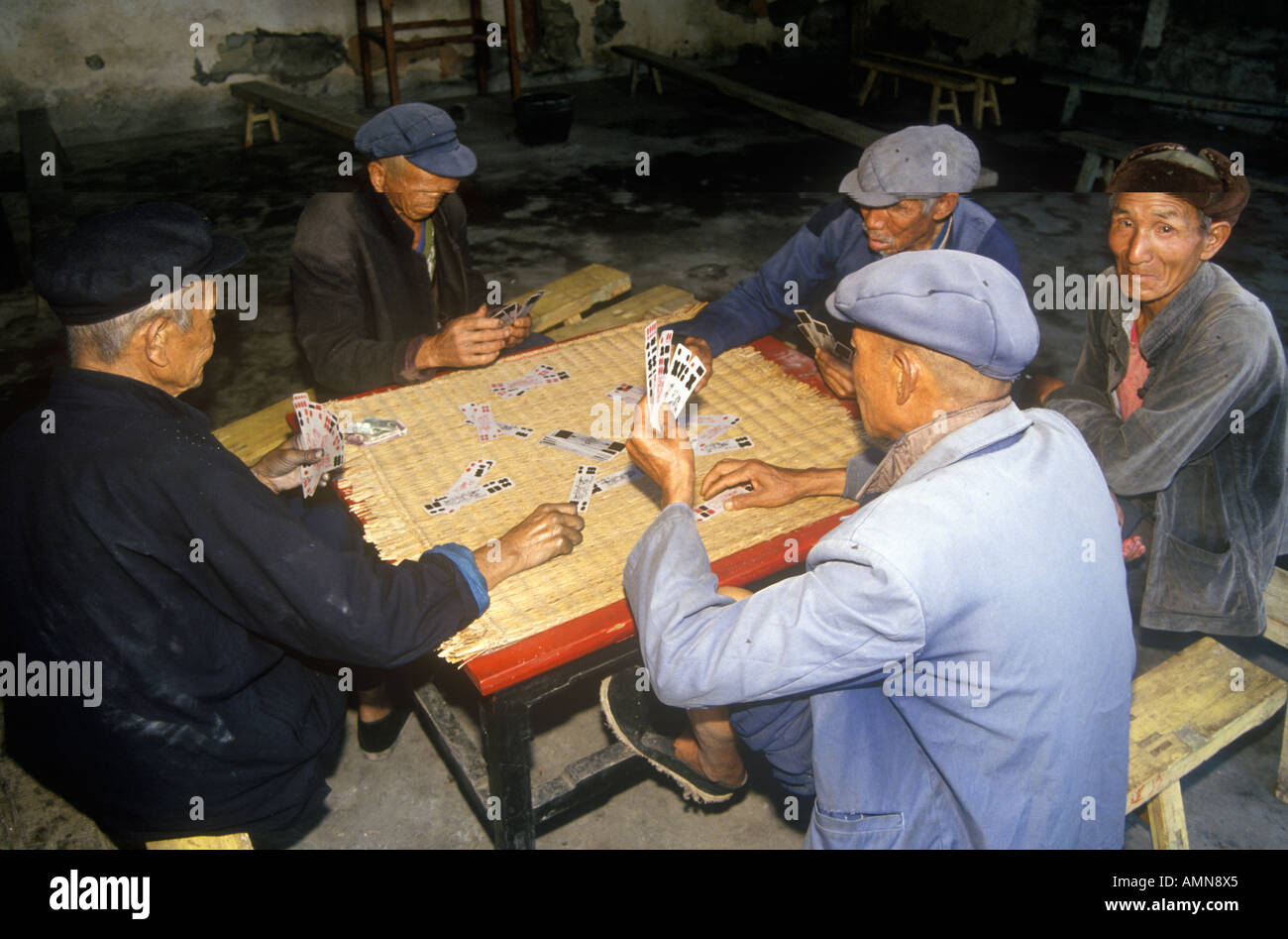 Männer-Spielkarten in Dali Yunnan Provinz Peoples Republic Of China Stockfoto