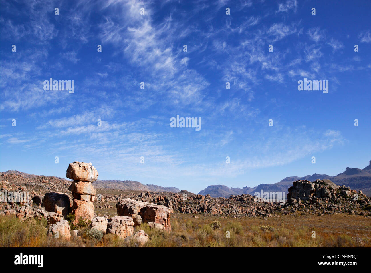 Einen malerischen Blick auf die fernen Berge und erodierten Sandstein Felsformationen in den Cedarberg Stockfoto