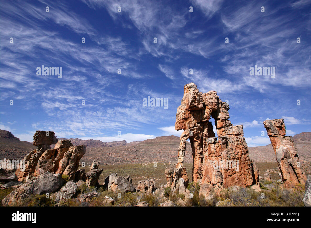 Malerische Aussicht auf erodierten Sandstein Felsformationen im Hinblick auf einen entfernten Grat in den Cedarberg Bergen Stockfoto