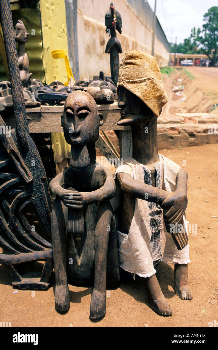 Holzskulpturen für den Verkauf in Djenne Markt Stockfoto