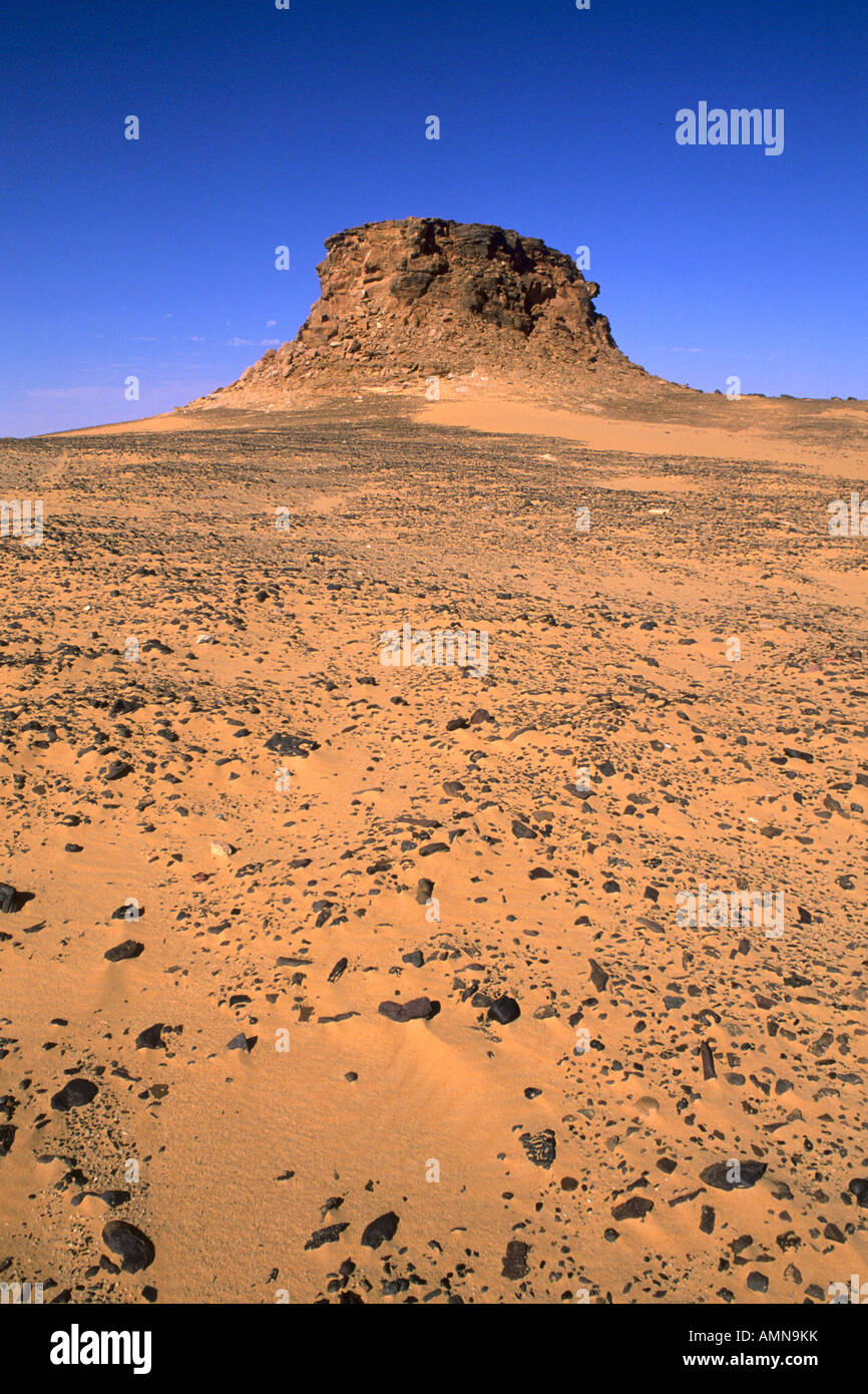 Der Jebel Pick am Horizont eine flache Ausdehnung des Landes in der westlichen Sahara Wüste Stockfoto