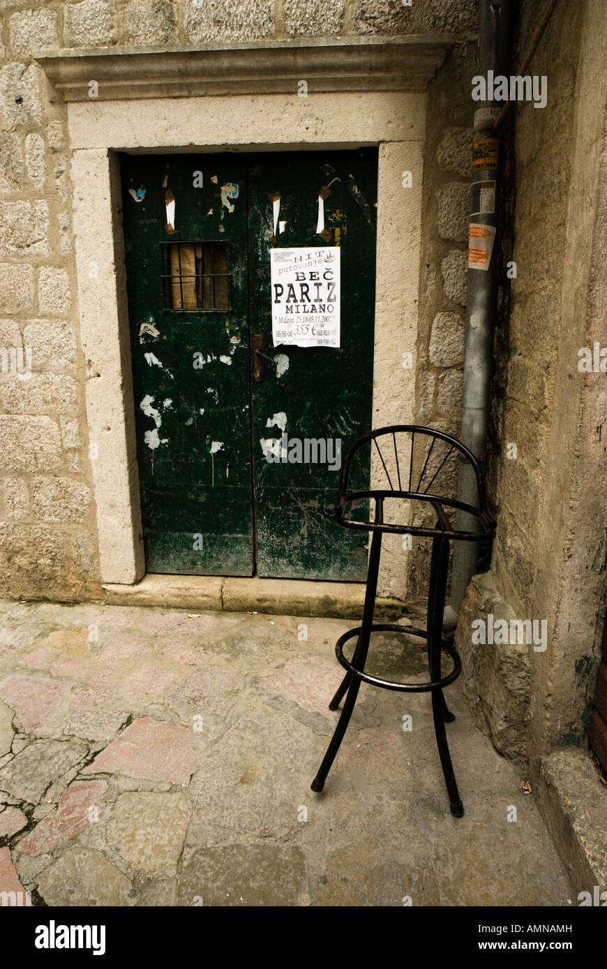 Barhocker in einer leeren Straße in der Altstadt von Kotor, Montenegro verworfen Stockfoto