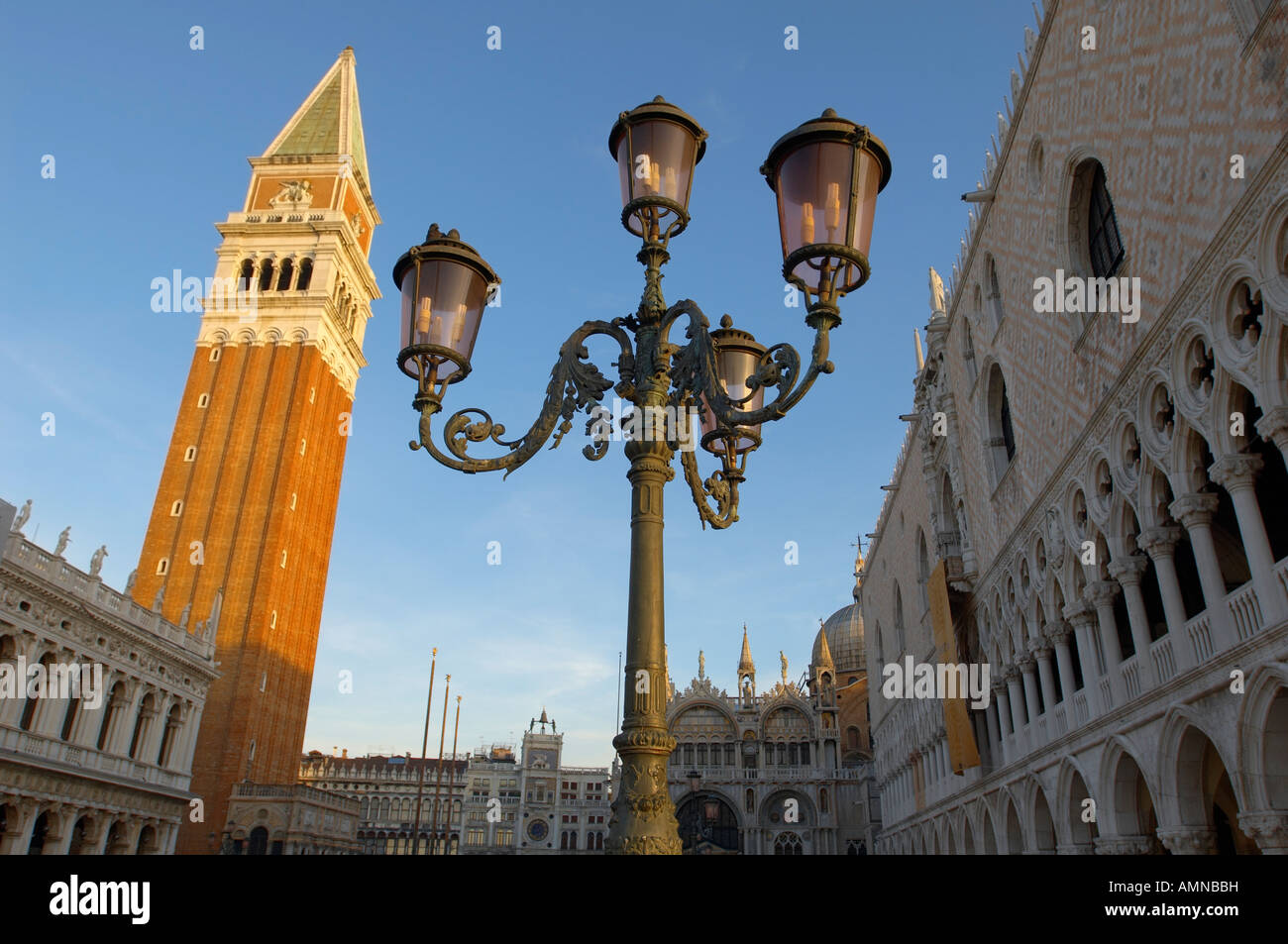 Venedig Italien. Der berühmte Markusplatz mit Dogenpalast Palast Basilika und Campinale. Stockfoto