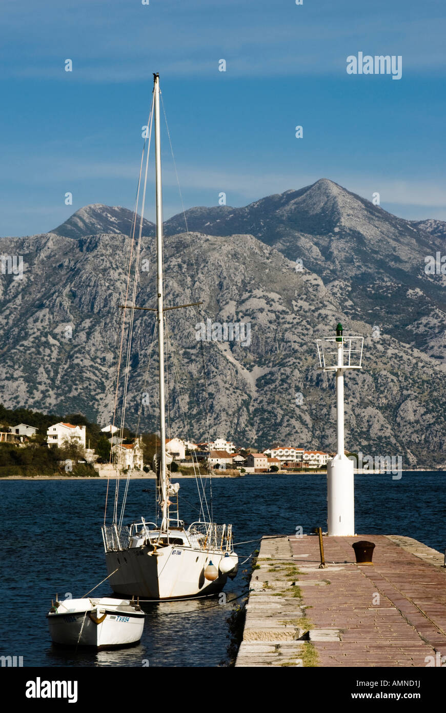 Boote in der Bucht von Kotor, in der Nähe von Kotor, Montenegro Stockfoto