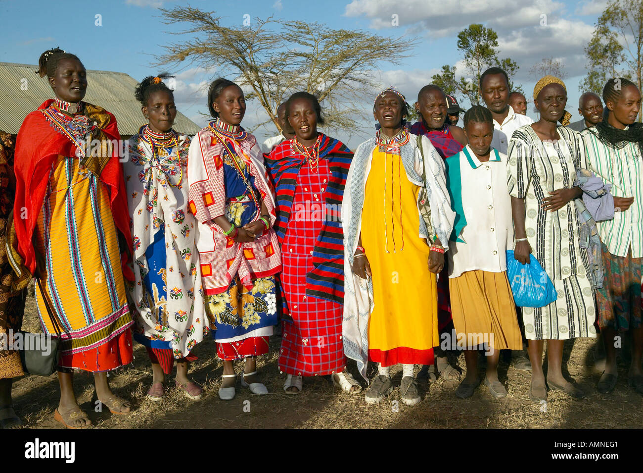 Dorfleute singen bei Sonnenuntergang im Dorf von Nairobi Nationalpark Nairobi Kenia Afrika Stockfoto