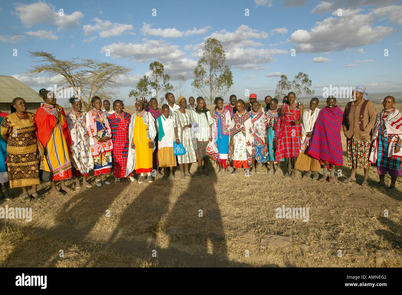 Dorfleute singen bei Sonnenuntergang im Dorf von Nairobi Nationalpark Nairobi Kenia Afrika Stockfoto