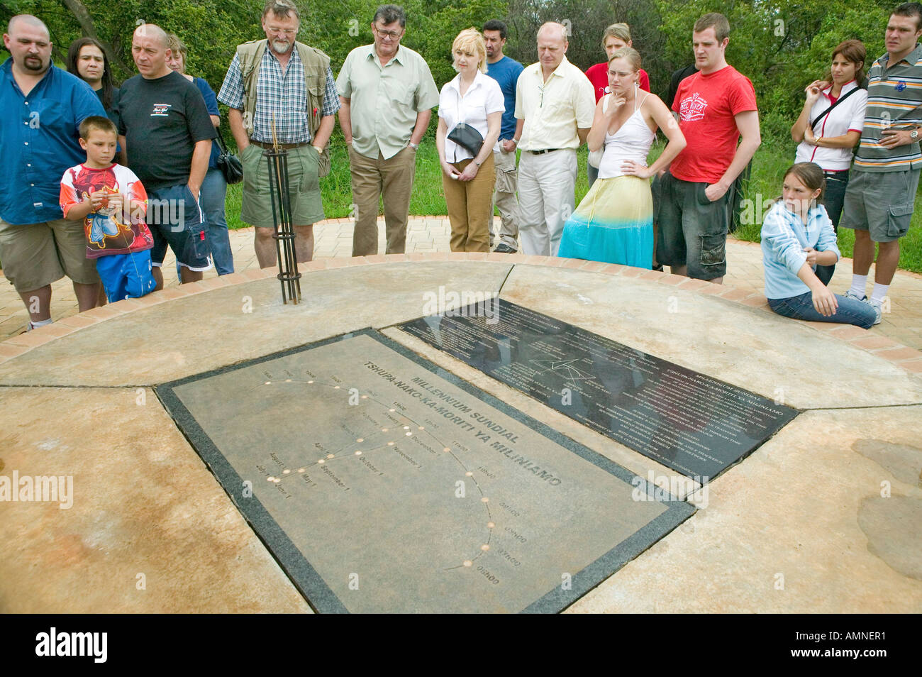 Touristen auf der Suche bei Anzeigen an die Wiege der Menschheit zum Weltkulturerbe in der Provinz Gauteng Südafrika Ortsbild des 2-8 Stockfoto
