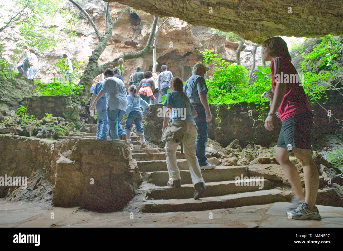 Reise des Mannes wird symbolisiert, wie Touristen aus Höhlen am Cradle of Humankind Weltkulturerbe in der Provinz Gauteng Fuß Stockfoto