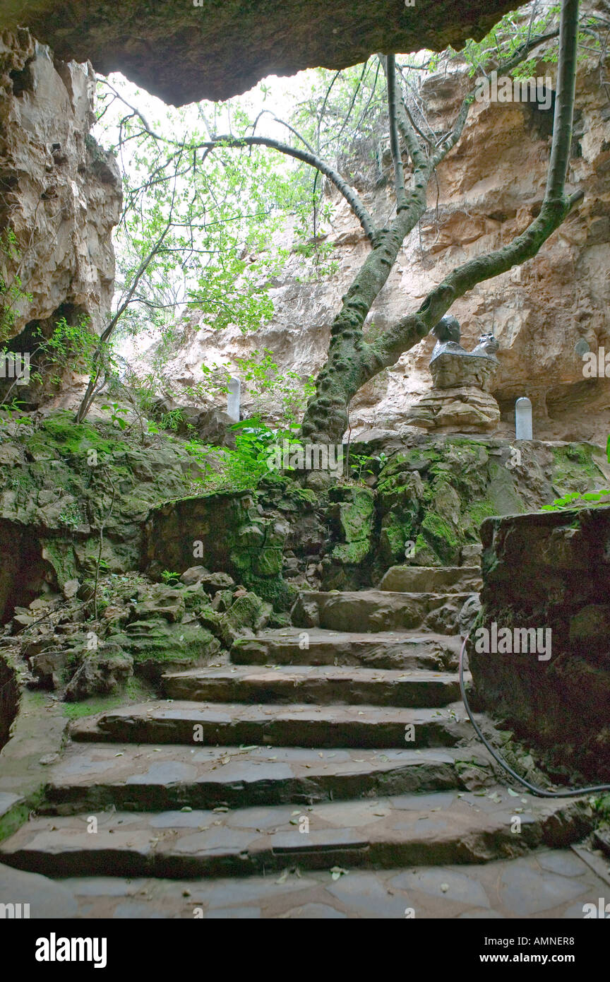 Reise des Mannes wird in Höhlen des Cradle of Humankind ein World Heritage Site in der Provinz Gauteng in Südafrika Ortsbild des symbolisiert Stockfoto