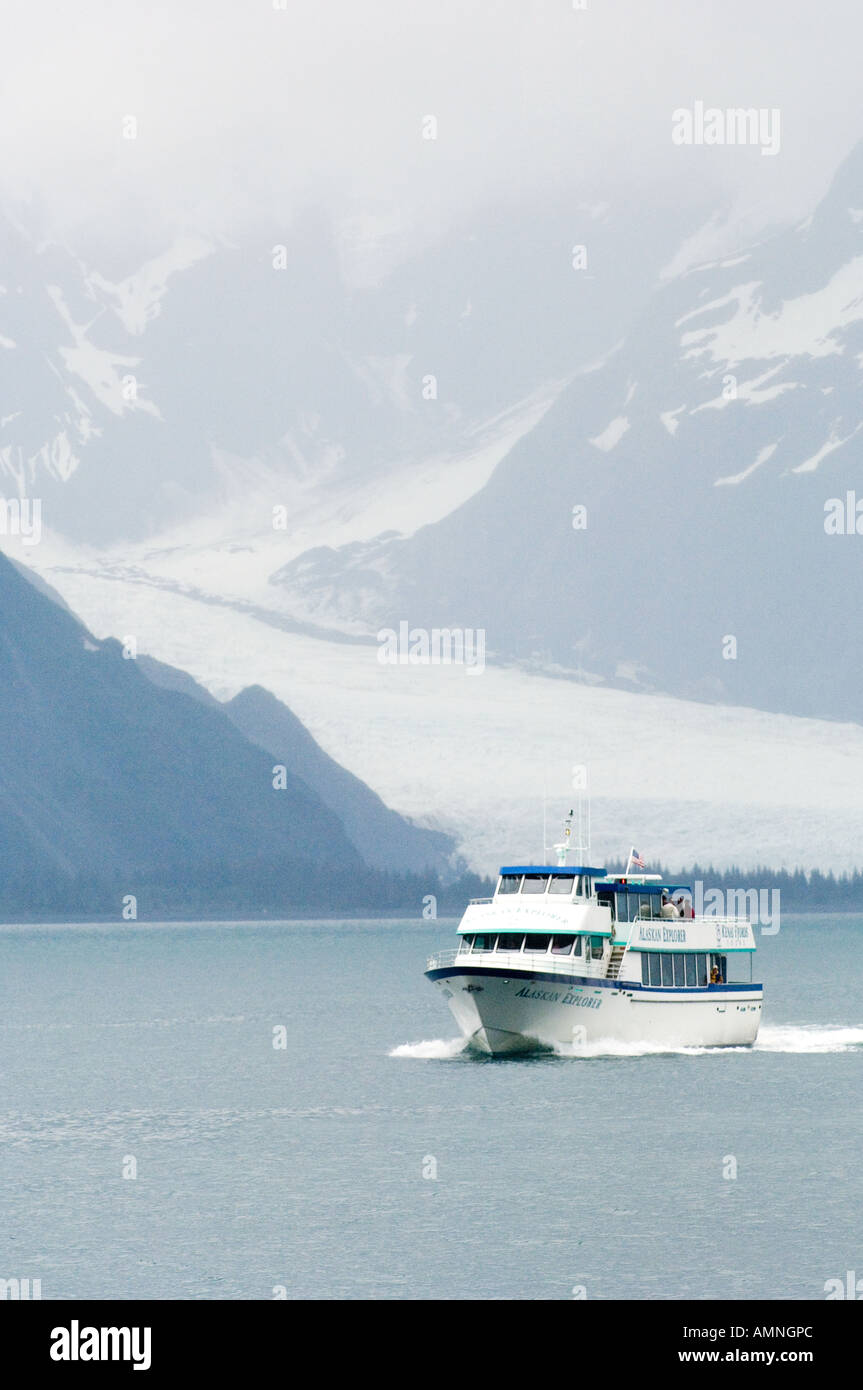 Seward, Alaska KENAI FJORDS Nationalpark TOUR Boot unter Strom mit Gletscher im Hintergrund Stockfoto