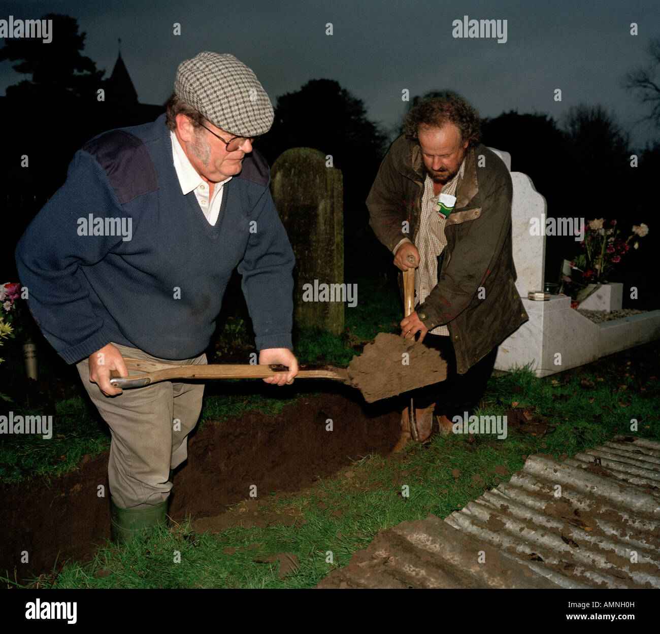 Totengräber ein neues Grab schaufeln Stockfotografie - Alamy