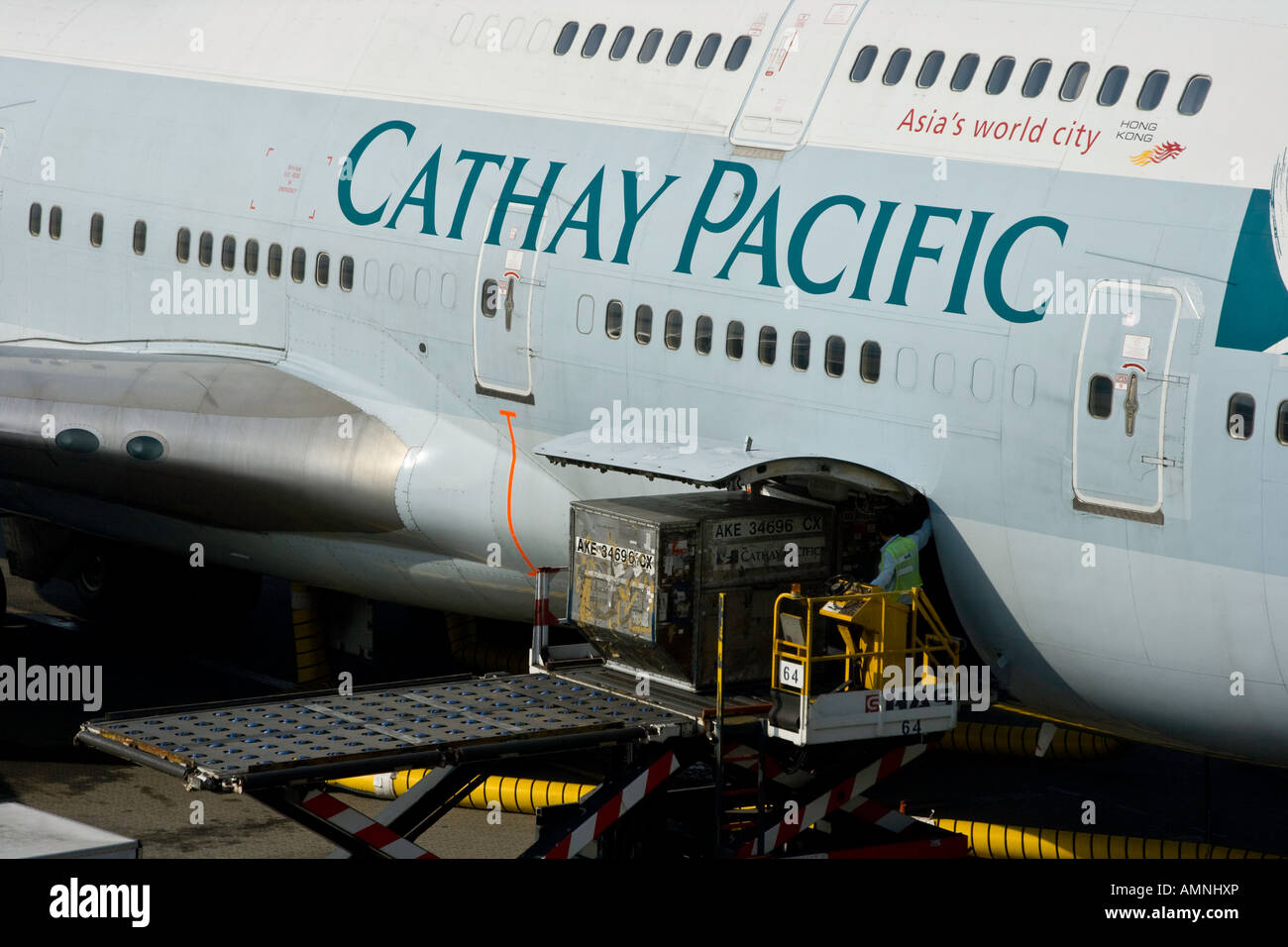 Laden von Ladung in ein Cathay Pacific Passagier Flugzeug HKG Hong Kong International Airport Stockfoto