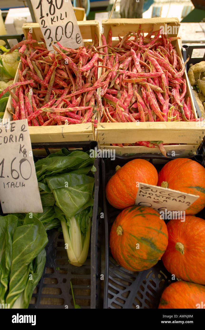 Barlotti Bohnen Kürbis und Kohl auf einem Marktstand Gemüse. Venedig, Italien. Stockfoto
