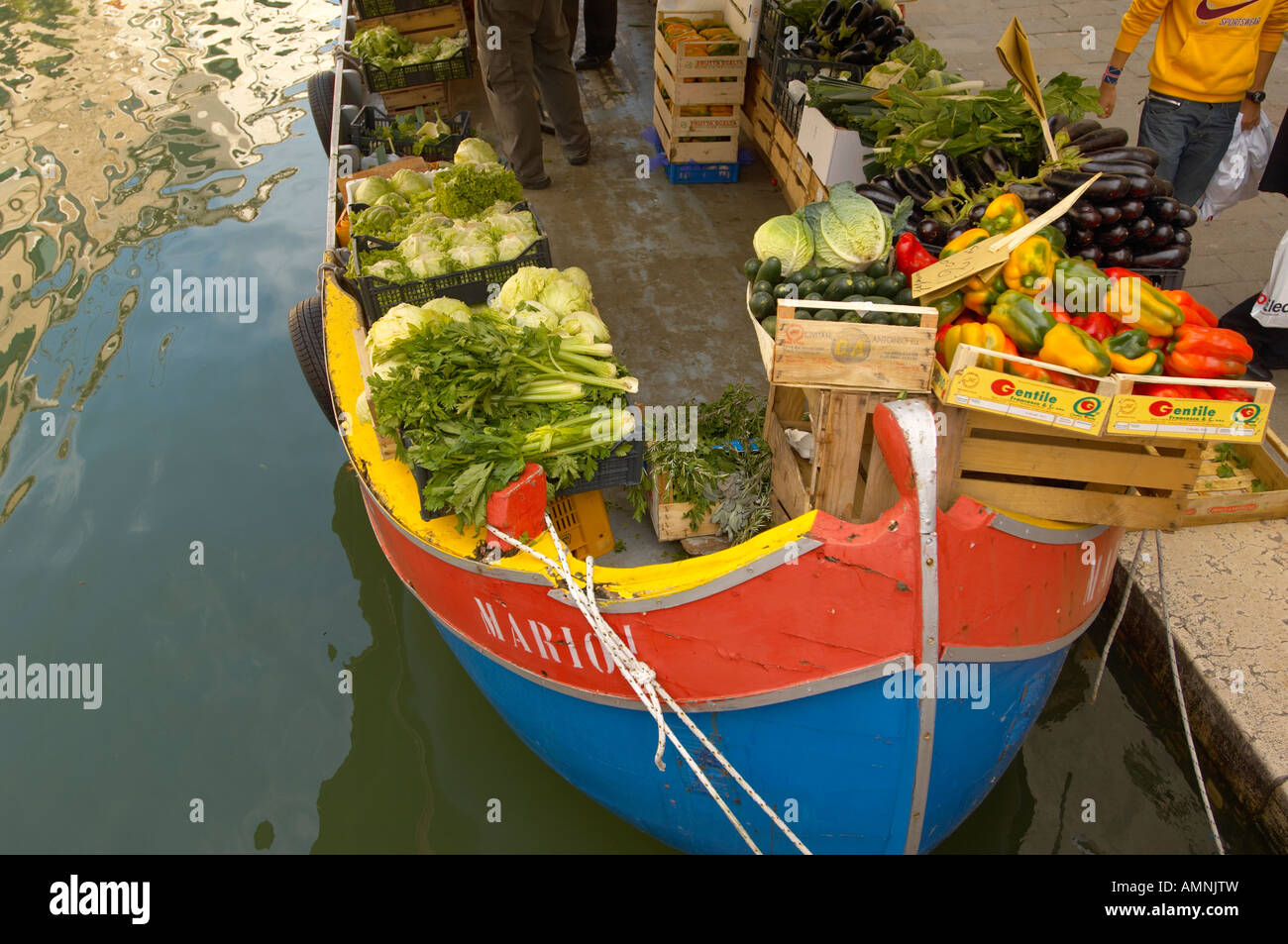 Obst und Gemüse für den Verkauf von auf einem Floating Market Boot am Kanal des Campo San Barnarba. Stockfoto